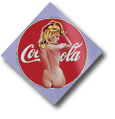 Mel Ramos Emaille The pause that refreshes, Frau sitzend im Coca Cola Logo